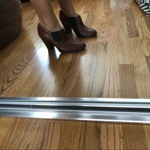 Cooperative heeled Chelsea boot